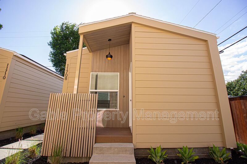 North Hollywood Condo: 11708 Albers St