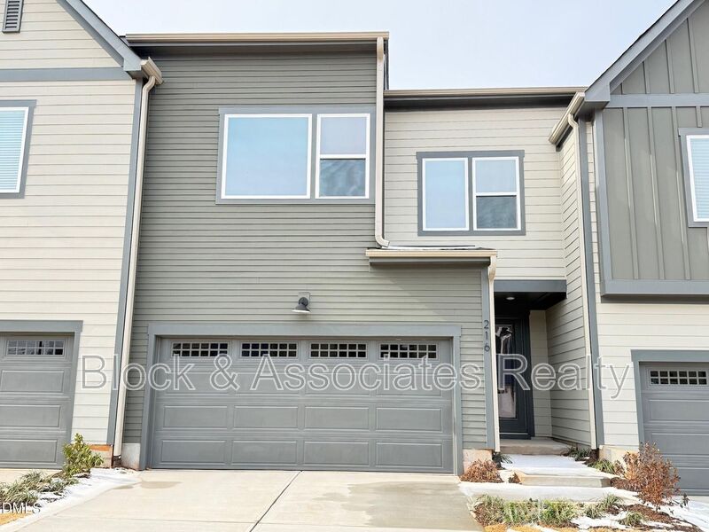 Chapel Hill House: 216 Oak Summit Pl