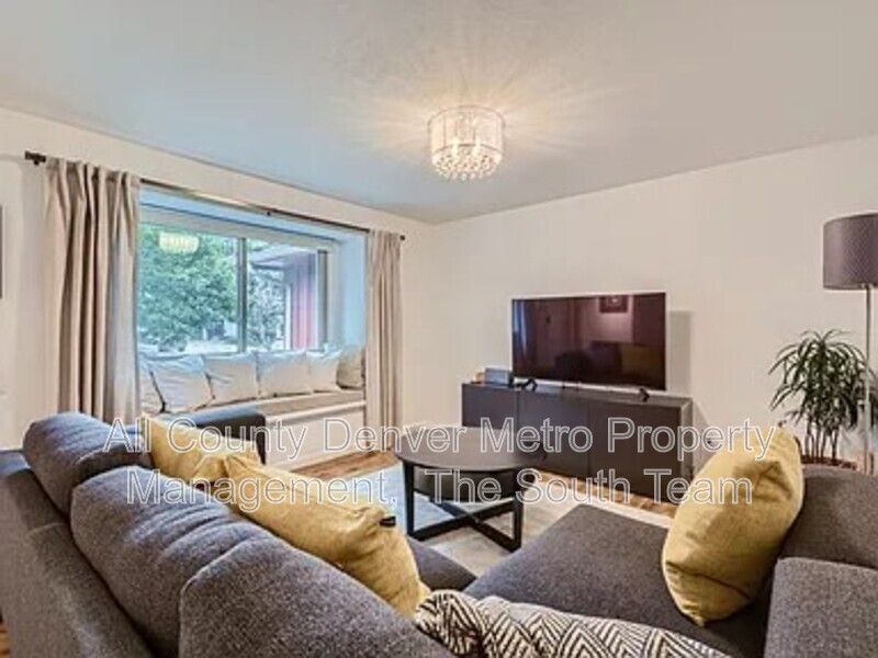 Denver House: 645 S Glencoe St