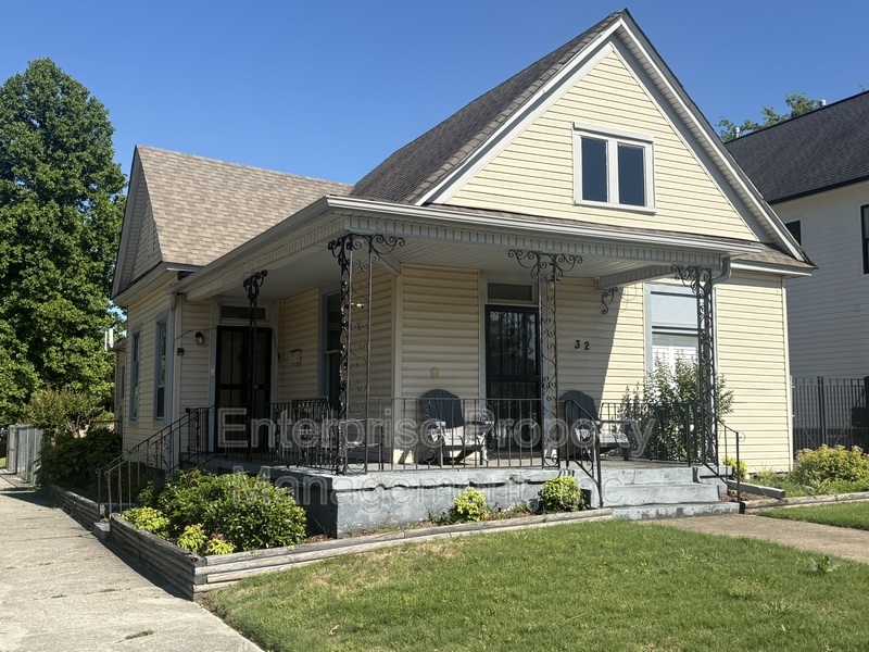Memphis House: 32 N Cooper St