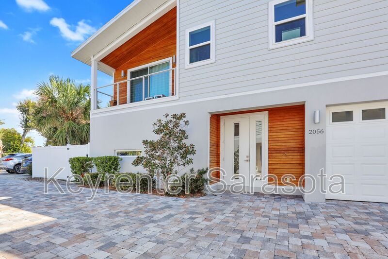 Sarasota House: 2056 Roselawn St