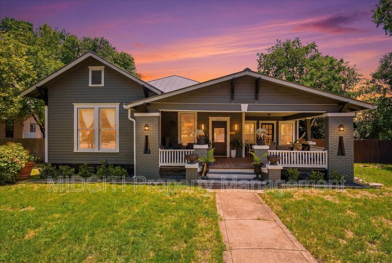 San Marcos House: 1017 W Hopkins St