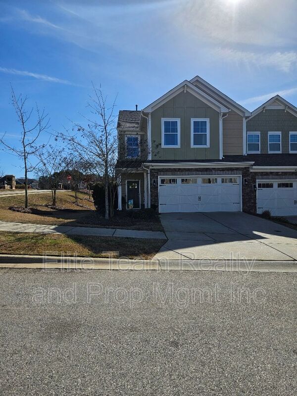 Lancaster Townhome: 990 Pennington Dr