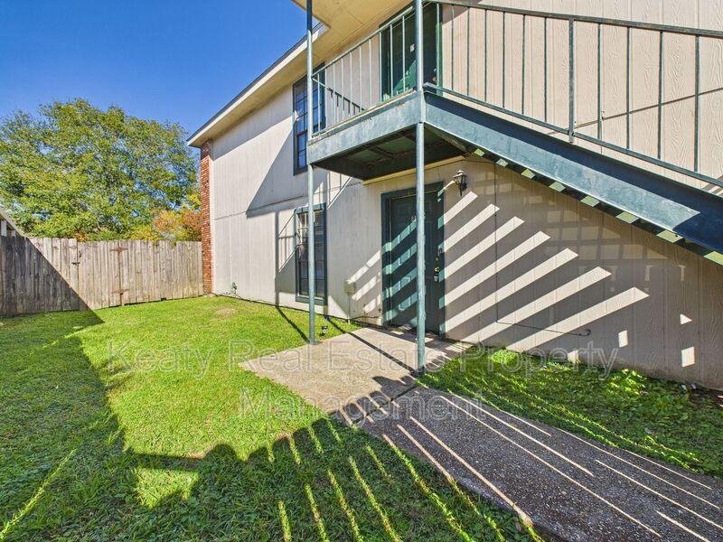 Lafayette House: 110 B Country Lane