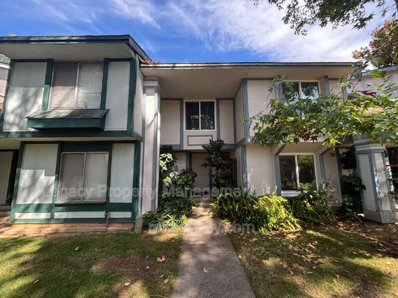 Sacramento House: 163 Fairgrounds Dr