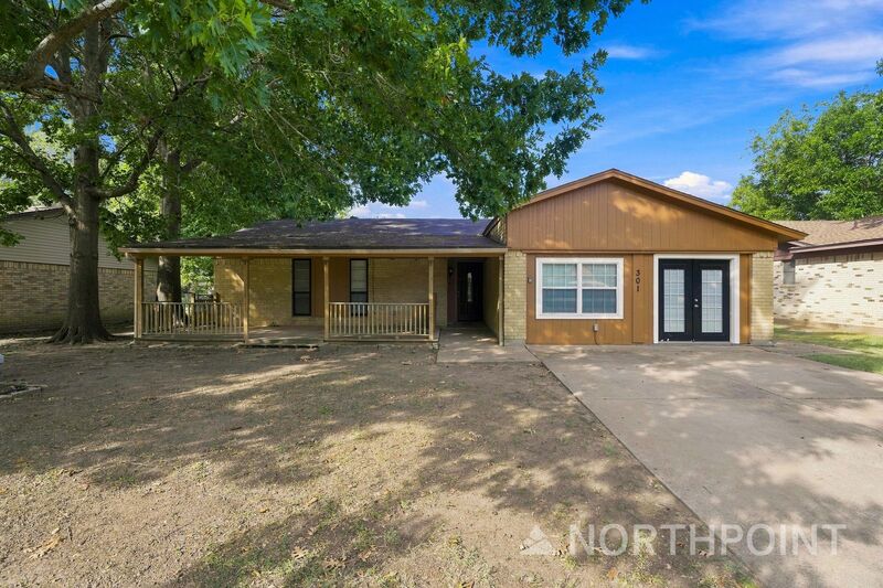Burleson House: 301 NW Suzanne Ter