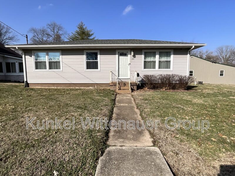 Belleville House: 221 Gilbert Street