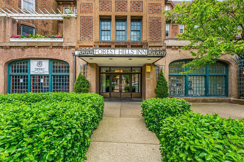 Forest Hills Condo: 1 Station Sq