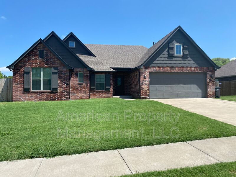 Bartlesville House: 5312 Charleston Dr