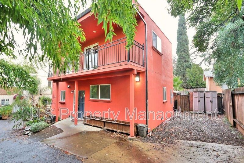 Fair Oaks House: 4222 Crestline Ave