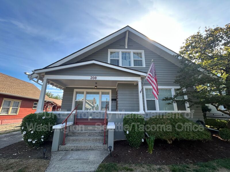 Centralia House: 208 N Washington Avenue