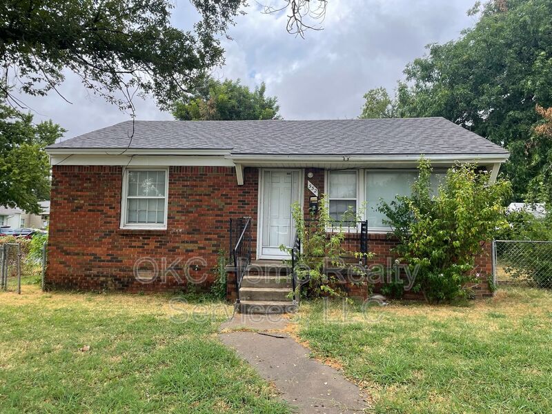 Midwest City House: 552 E. Grumman Dr.