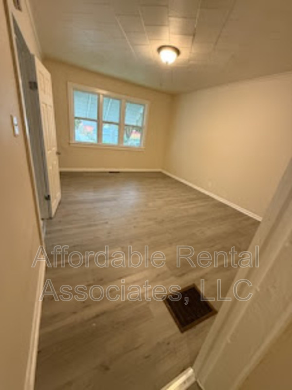 Milwaukee House: 616 W Rogers St