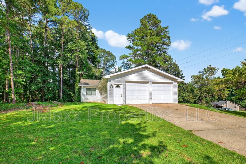 Kennesaw House: 230 Shiloh Hills Dr NW