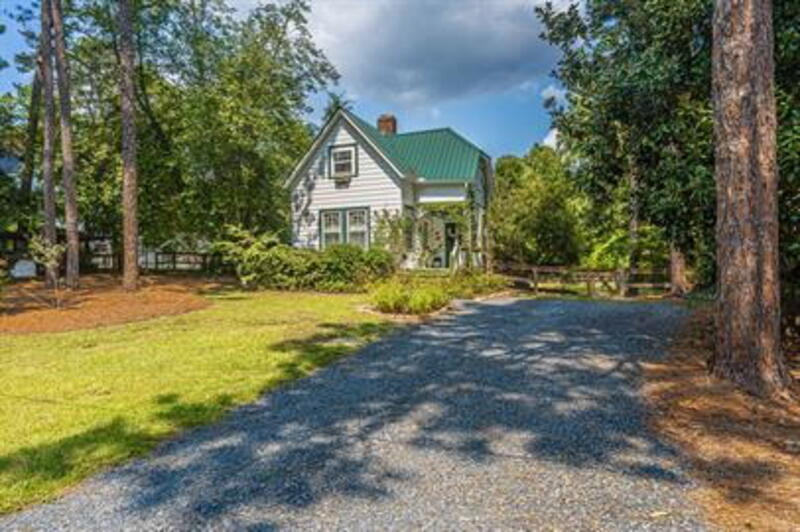Pinebluff House: 560 East New England Avenue