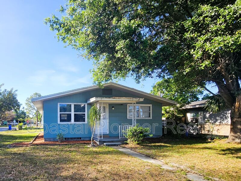 Bradenton House: 501 25th Ave W