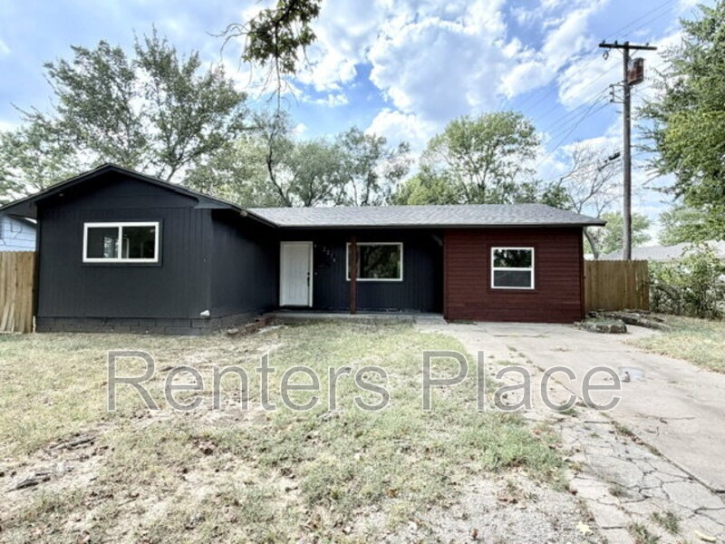Sapulpa House: 2214 S Poplar St