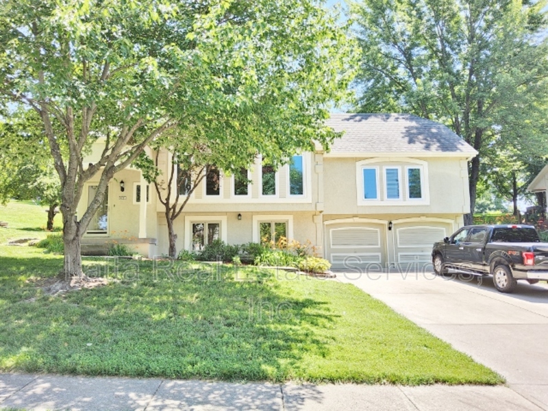 Lee's Summit House: 321 NE Landings Dr