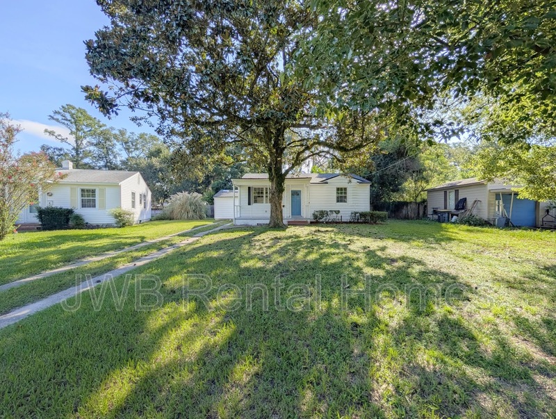 Jacksonville House: 5517 Lakewood Cir E