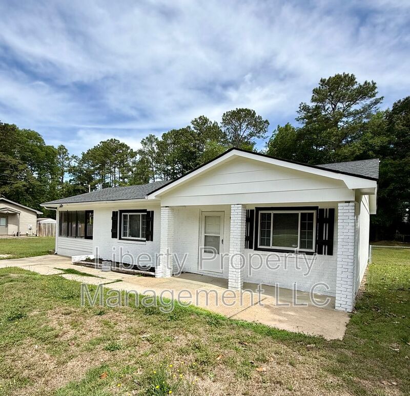 Hope Mills House: 1725 Sand Hill Rd