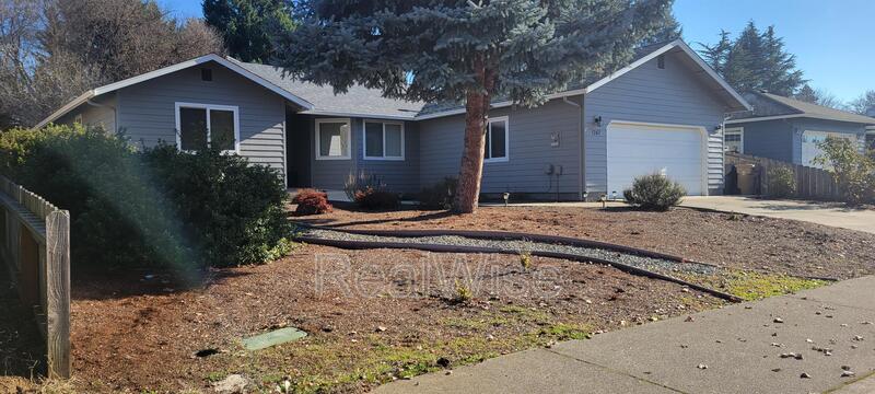 Grants Pass House: 1267 SW Ironwood Dr