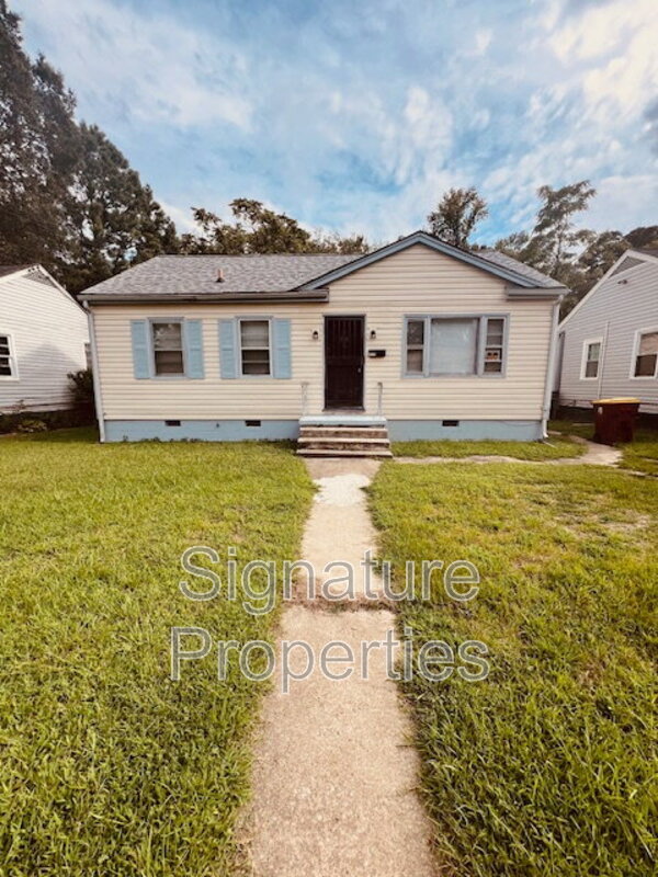 Petersburg House: 2128 North Whitehill Drive