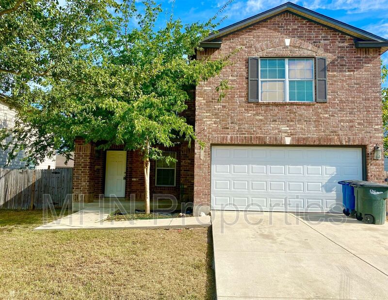 Large and Lovely3 bed/2.5 bath 2-story, right in the heart of new Braunfels, off 35-S and Seguin Avenue! - Photo 1