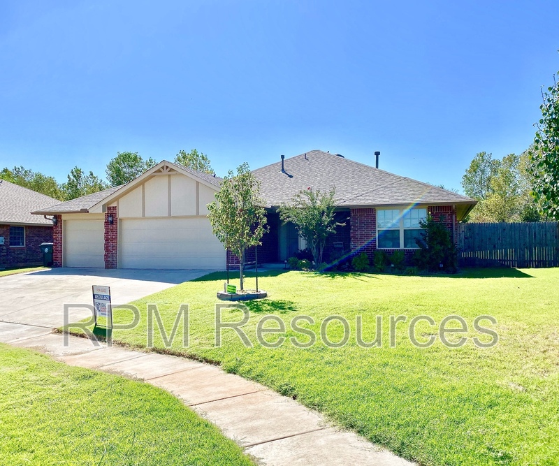 Midwest City House: 10800 SE 27th St