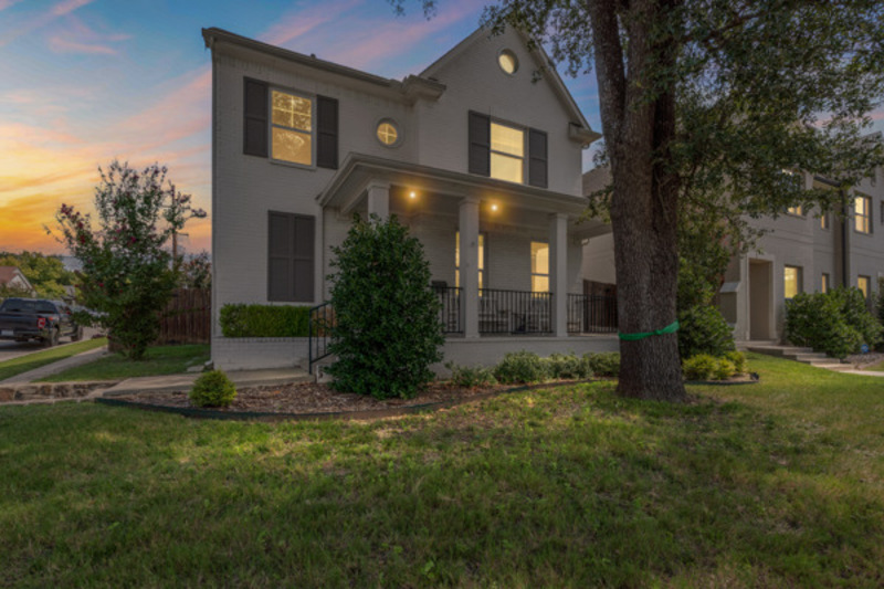 Fort Worth House: 2409 West Robert Street
