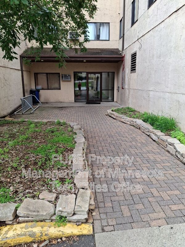 South St Paul Condo: 221 Grand Ave W
