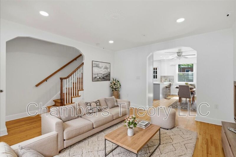 Washington House: 2230 Observatory PL NW
