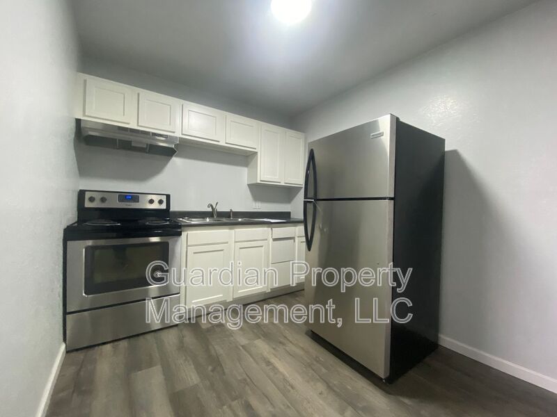 Maryville House: 123.5 N Main