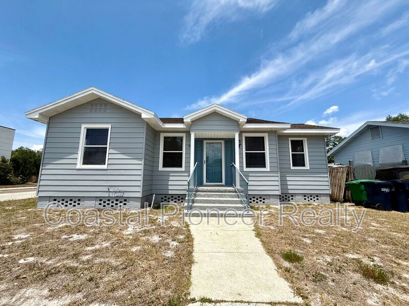 Tampa House: 2323 W North B St