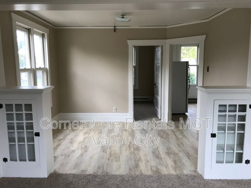 Valley City House: 324 6th Ave SW #4