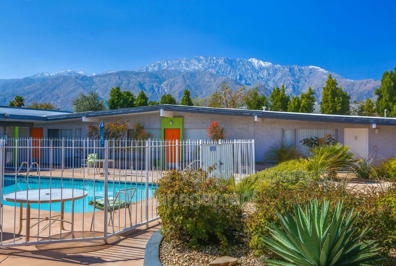 Palm Springs House: 1830 E Racquet Club Rd