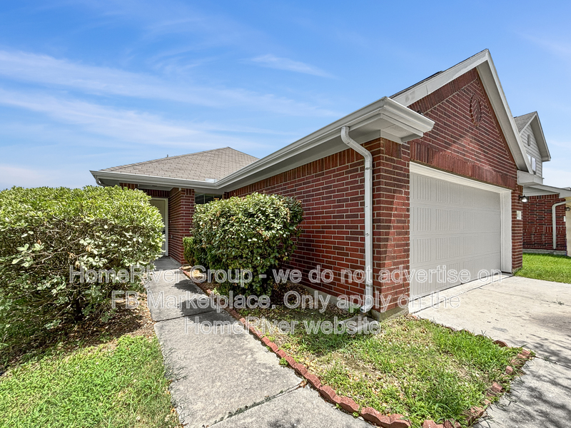 Baytown House: 4311 Amaryllis Ave