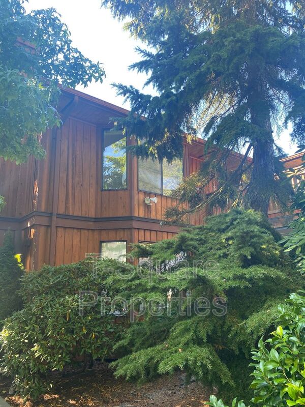 Everett House: 7125 Rainier Dr