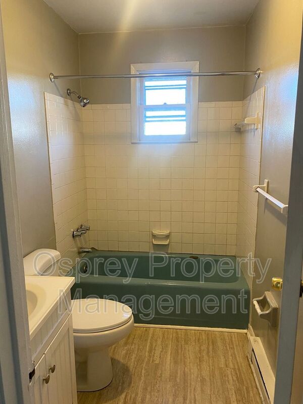 2 Bedroom 1 Bath Duplex Water Included!! - Photo 10