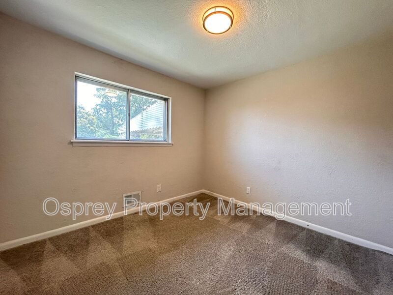 Charming 3-Bedroom Home with Bonus Room & Spacious Yard