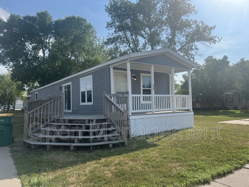 West Fargo House: 919 3 1/2 Ave E
