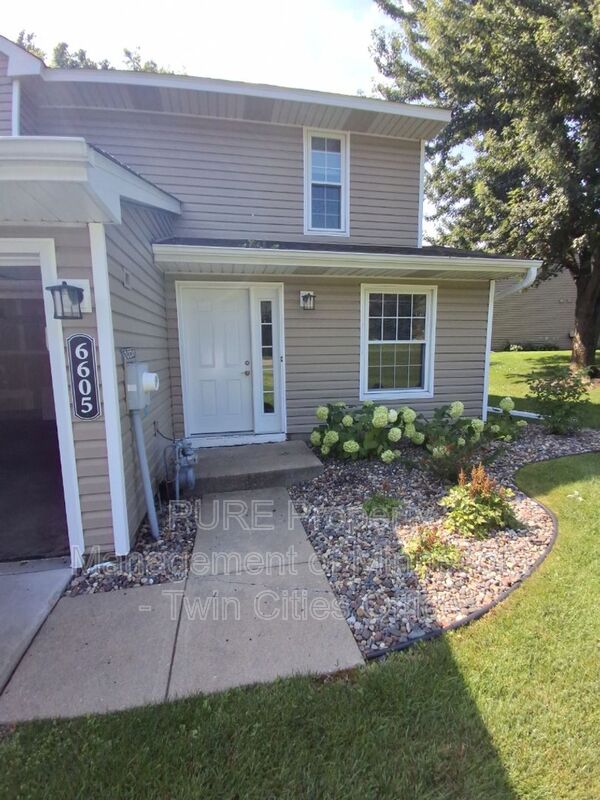 Oakdale Townhome: 6605 Stillwater Blvd N