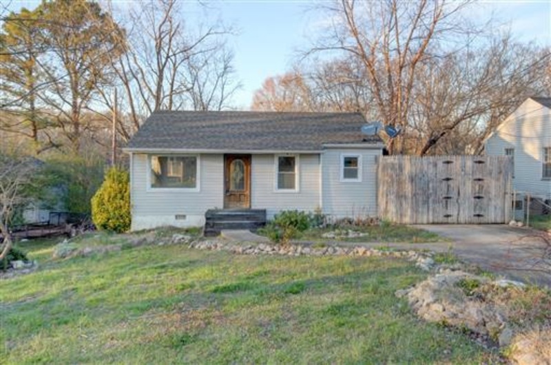 Clarksville House: 703 Monroe Street