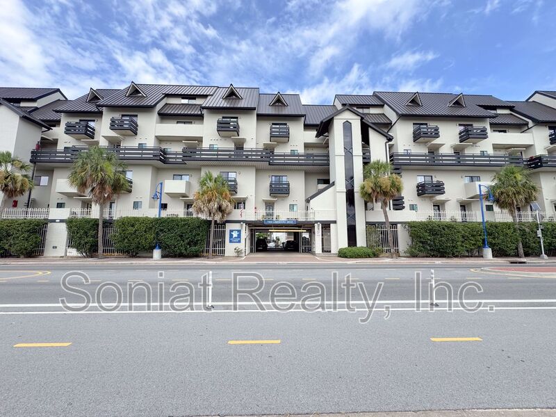 New Orleans Condo: 7300 Lakeshore Dr.