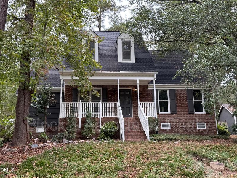 Raleigh House: 6137 River Landings Dr