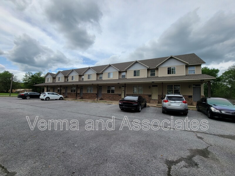 Centerton Townhome: 192 Fair St