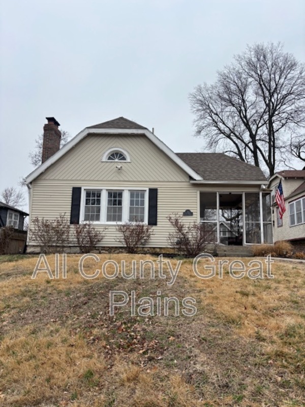 Kansas City House: 310 E 70th Terrace