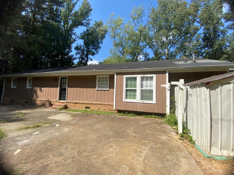 Douglasville House: 1438 S Burnt Hickory Rd