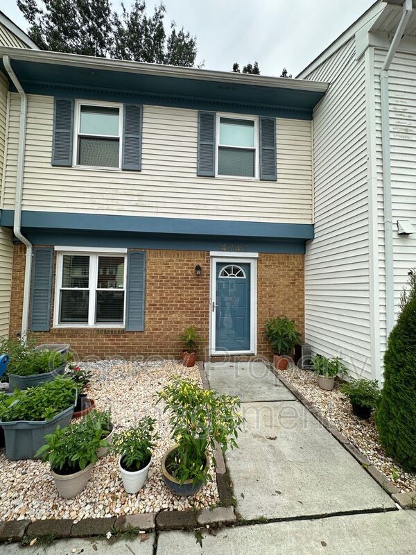 Discover Your Dream 3-Bedroom Townhome - Yours to Embrace! 