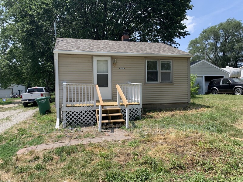 Des Moines House: 4754 NE 27th Ct