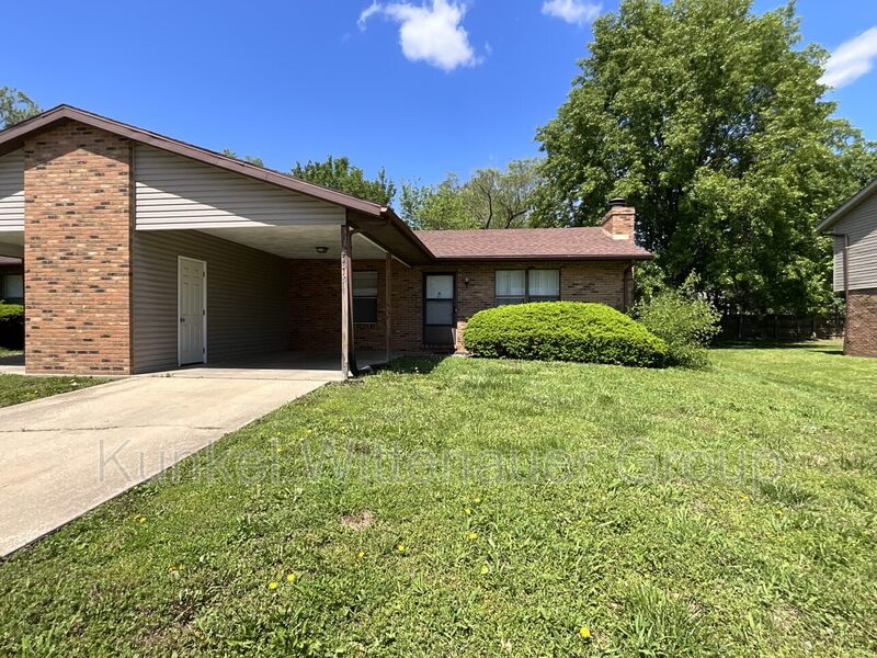 Belleville Condo: 2315 Richland Prairie